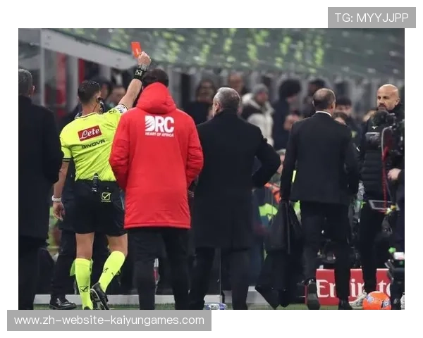 AC米兰边路突入回传形成门前混战