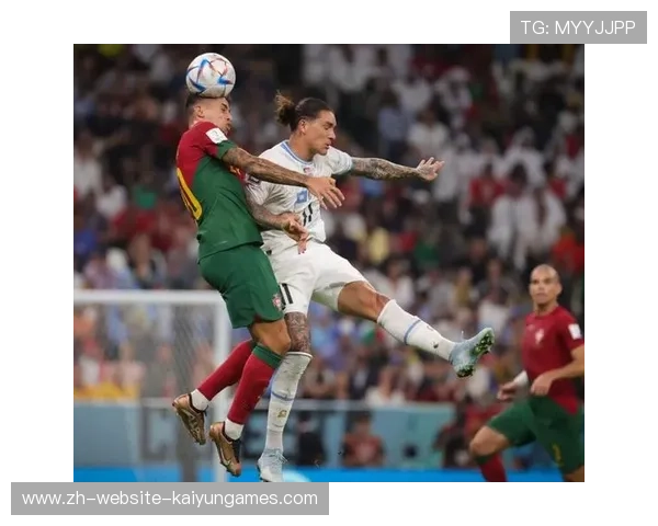 中场拦截后直塞形成一对一单刀机会,足球比赛中的致命时刻 中场拦截后直塞形成一对一单刀机会,足球比赛中的致命时刻